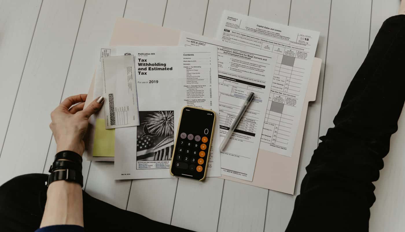Des documents et un stylo sur un bureau